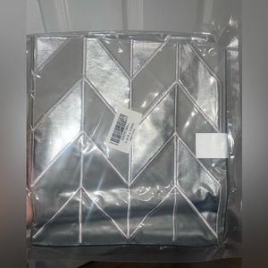 2 Decorative pillow shams